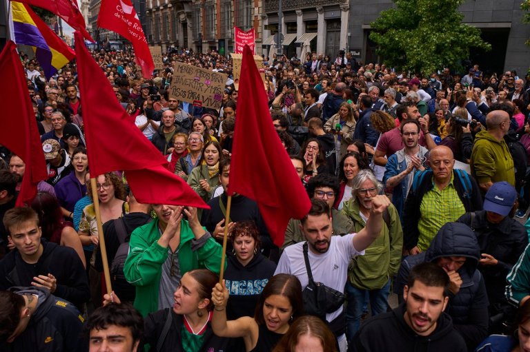 Spanish protesters march on Parliament as emergency housing decrees are set to be rejected | iNFOnews.ca