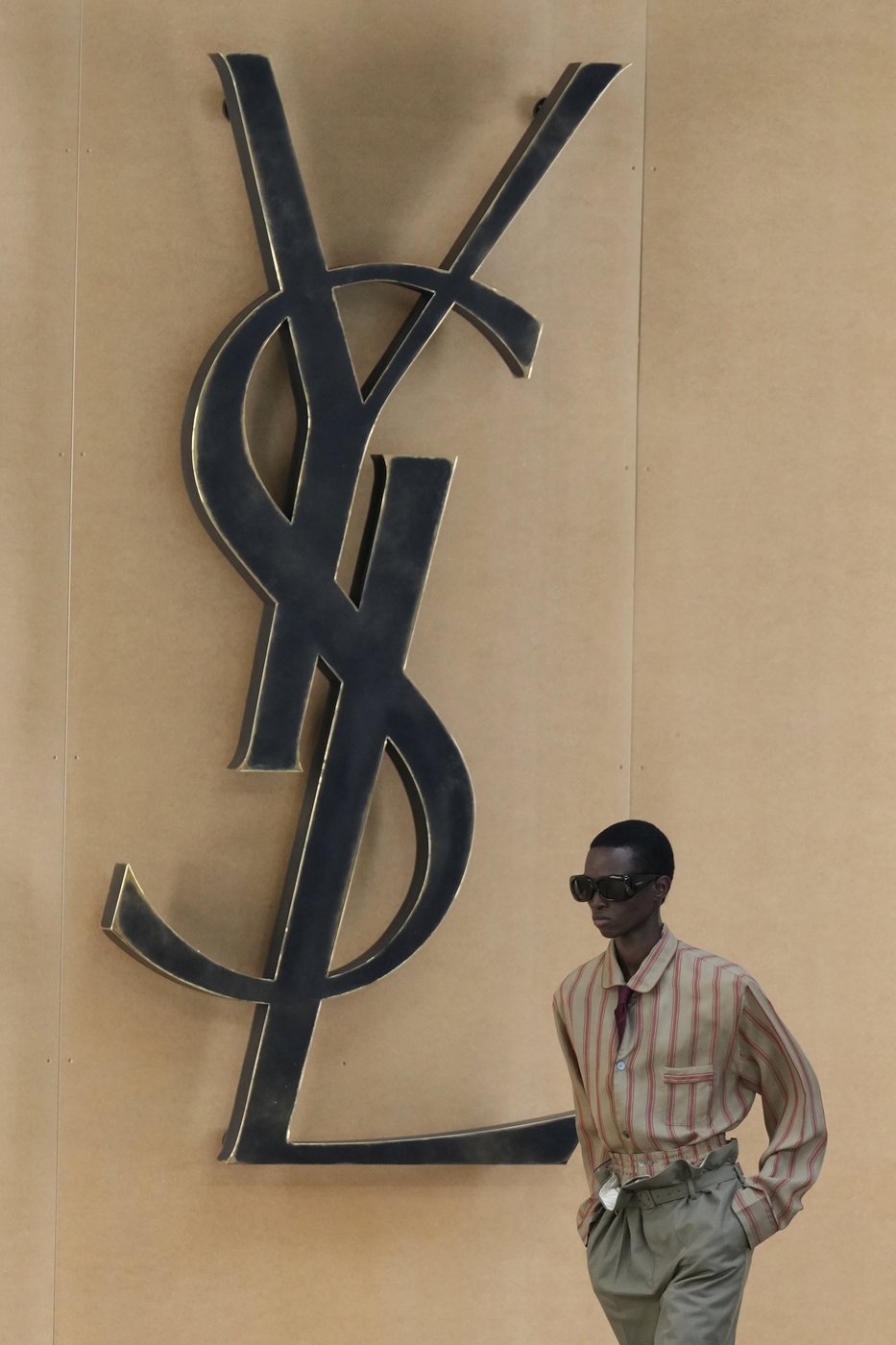 Saint Laurent opens Paris Fashion Week at Pinault’s art palace with a show of force | iNFOnews.ca