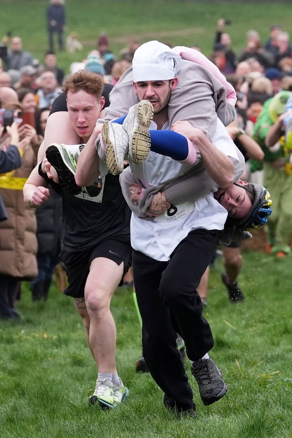 Finnish pair wins a barrel of ale in annual 'wife-carrying' contest in England | iNFOnews.ca