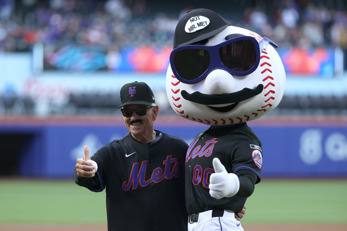 Bobby Valentine, in disguise again, revels in his most famous moment with Mets | iNFOnews.ca