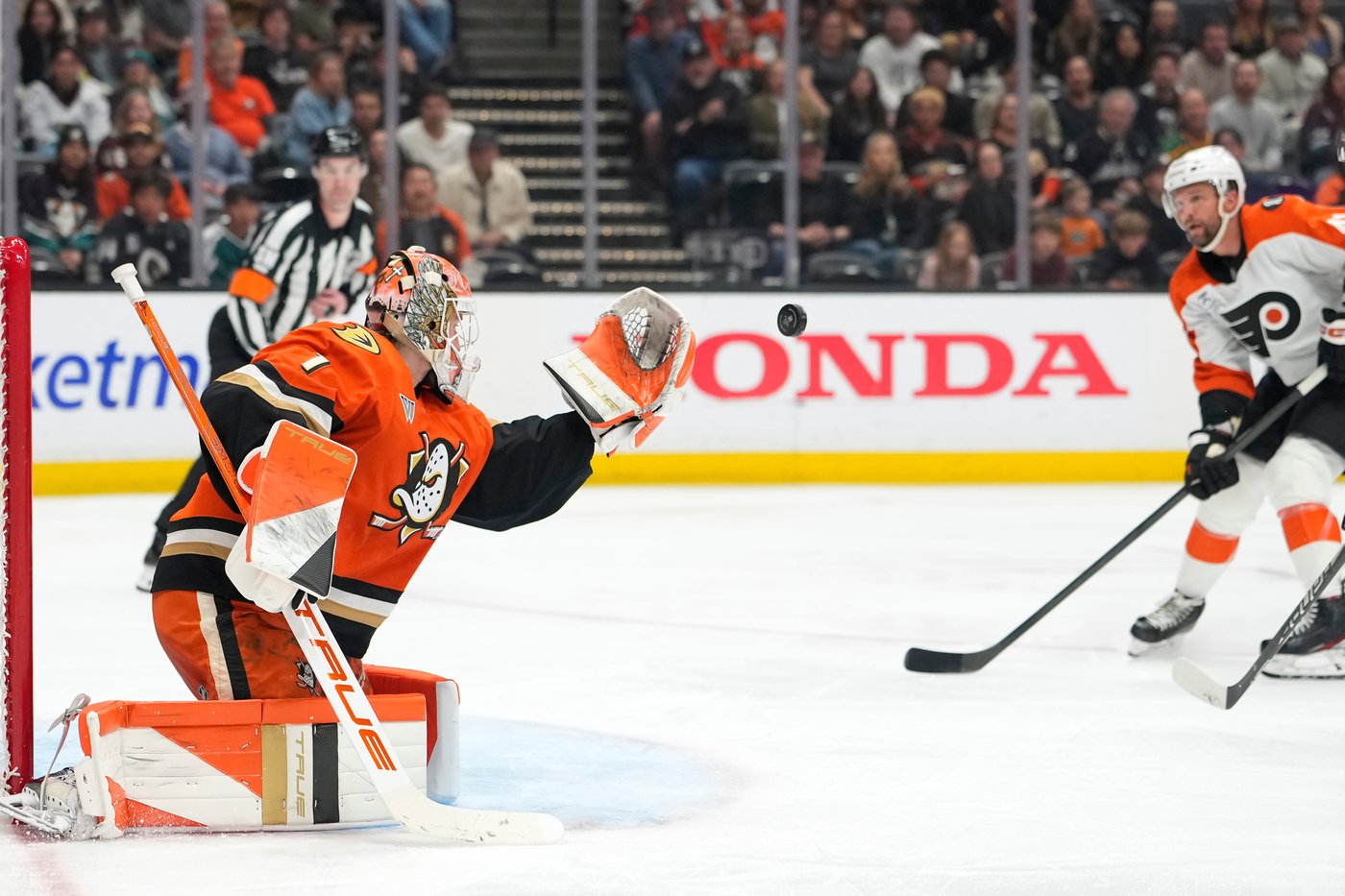Noah Cates scores on an OT deflection to lift the Flyers past the Ducks, 3-2 | iNFOnews.ca Noah Cates scores on an OT deflection to lift the Flyers past the Ducks, 3-2 | iNFOnews.ca