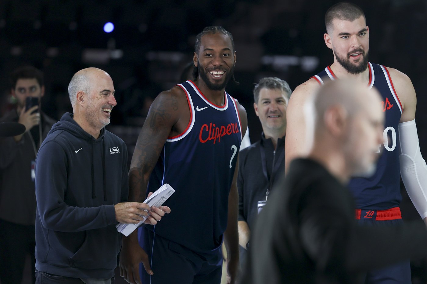 Kawhi Leonard plans to be in the Clippers' opening night lineup if balky right knee cooperates | iNFOnews.ca Kawhi Leonard plans to be in the Clippers' opening night lineup if balky right knee cooperates | iNFOnews.ca