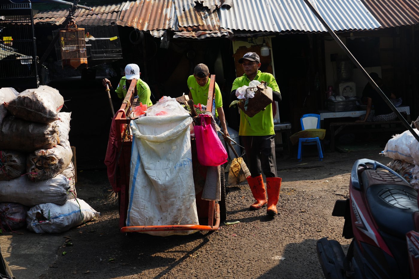 As Indonesia cuts methane emissions, life atop a mountain of garbage begins to change | iNFOnews.ca