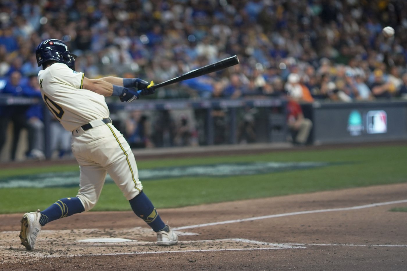 Brewers on the brink of another early playoff exit after their bullpen crumbles in 8-4 loss to Mets | iNFOnews.ca
