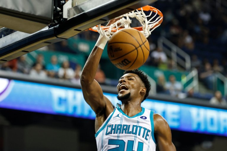 Hornets' Brandon Miller exits game against 76ers with shoulder injury | iNFOnews.ca Hornets' Brandon Miller exits game against 76ers with shoulder injury | iNFOnews.ca