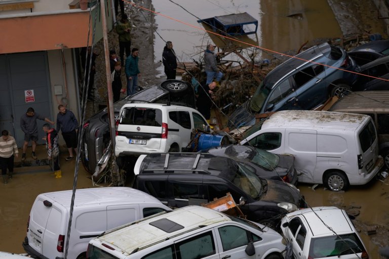 Istanbul's worst floods in 80 years leave 4 dead | iNFOnews.ca