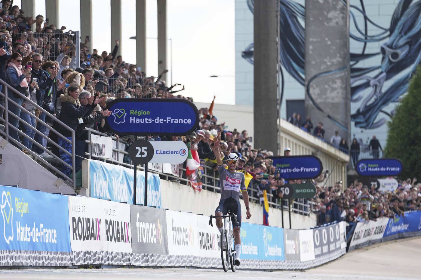 Van der Poel wins Paris-Roubaix again with Pogačar in second place after late crash | iNFOnews.ca