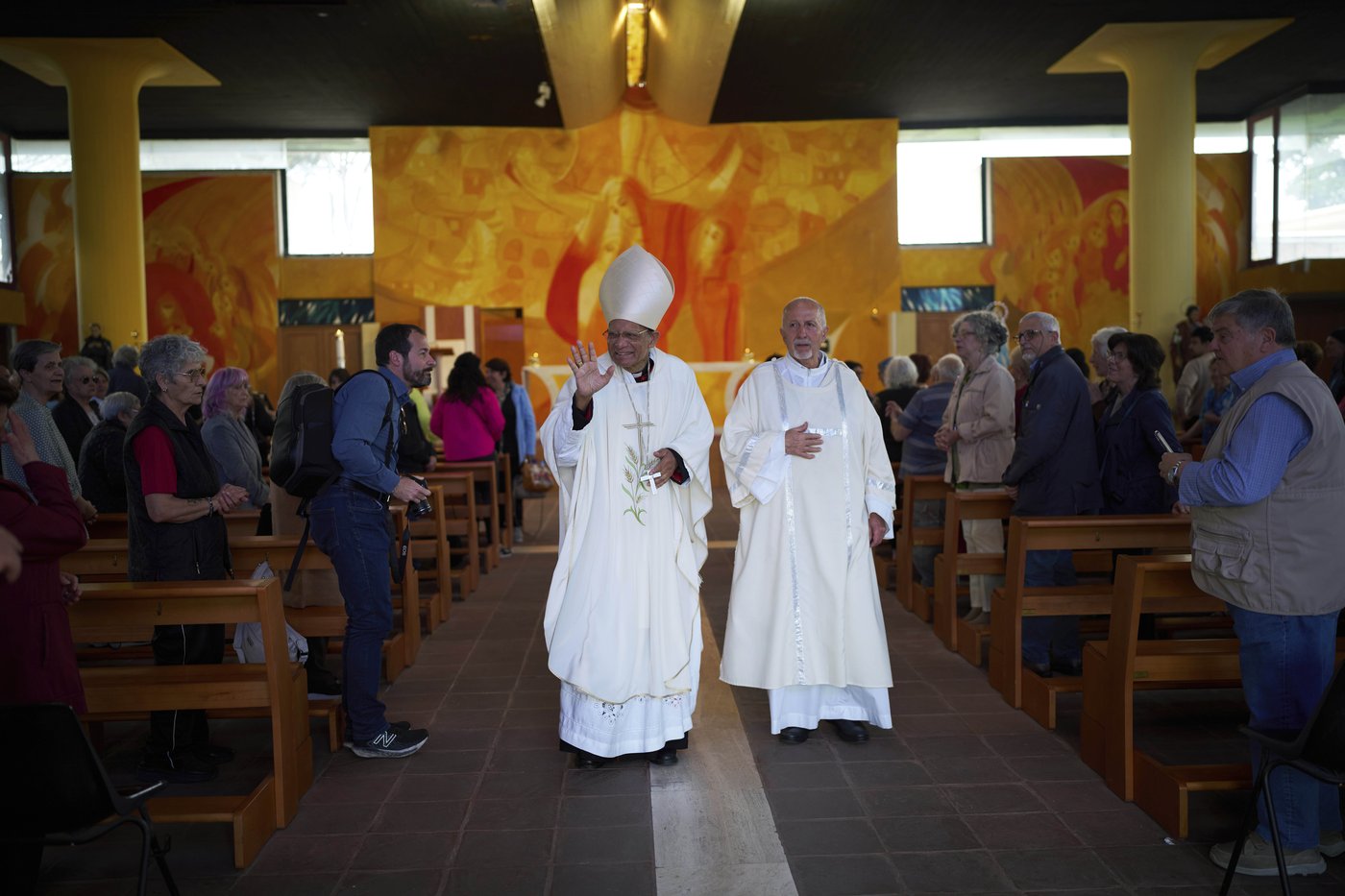 At Mass in housing projects and tourist hotspots, Romans pray next pope focuses on poverty and peace | iNFOnews.ca At Mass in housing projects and tourist hotspots, Romans pray next pope focuses on poverty and peace | iNFOnews.ca