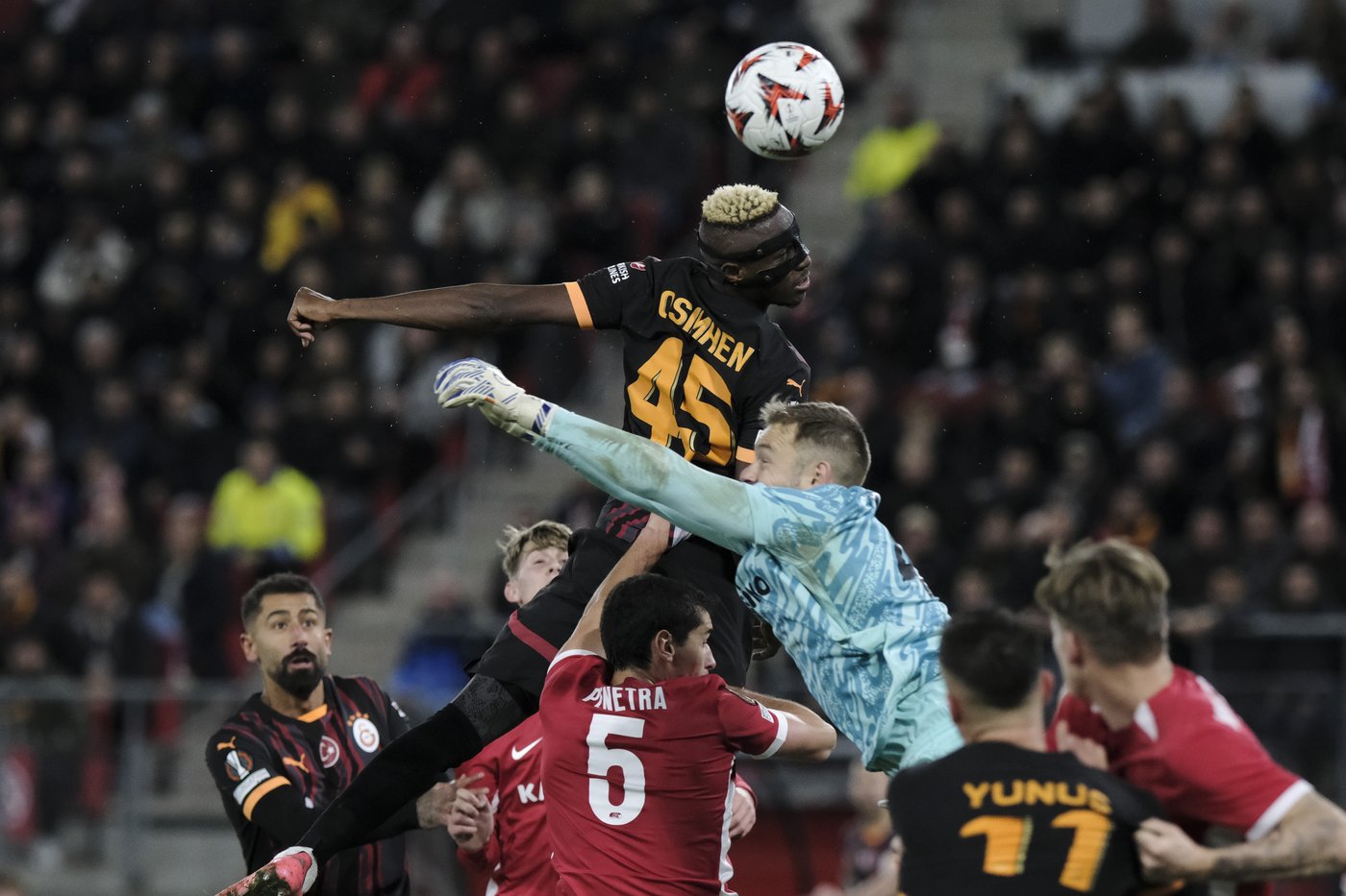 Hojlund scores 2 for Man United to give Amorim winning home debut in Europa League | iNFOnews.ca