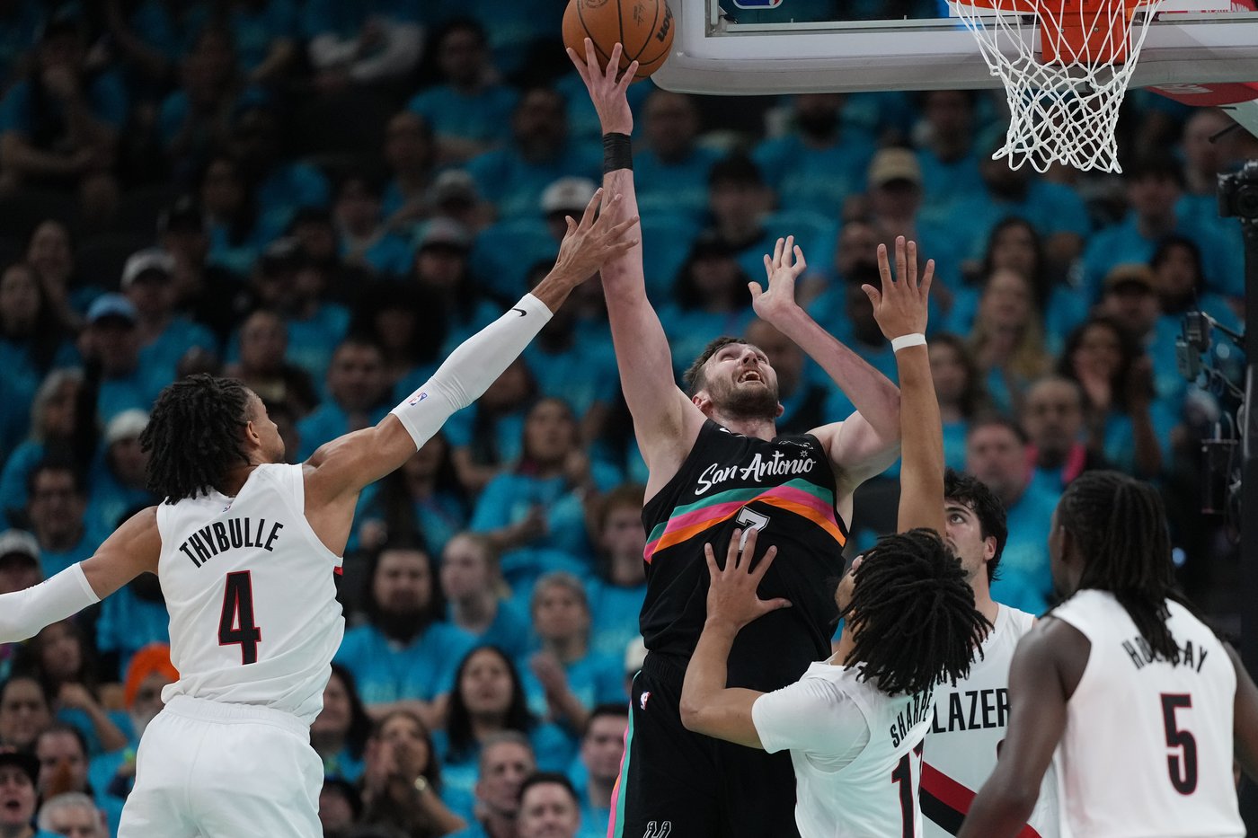Wembanyama scores 35 points in playoff debut as Spurs roll past Trail Blazers 111-98 | iNFOnews.ca