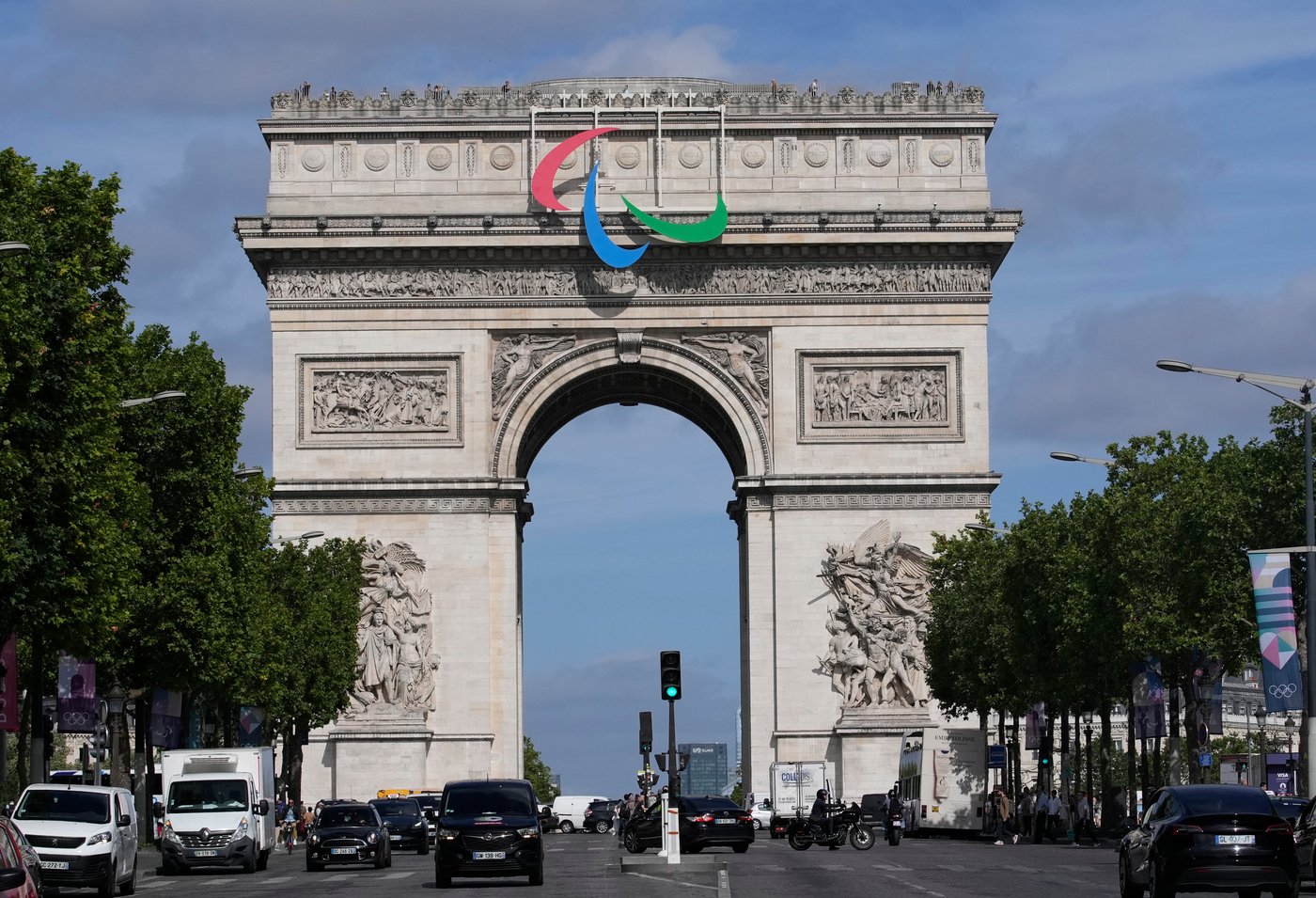 Paris police fatally shoot a knife-wielding man who tried to attack officers at Arc de Triomphe | iNFOnews.ca Paris police fatally shoot a knife-wielding man who tried to attack officers at Arc de Triomphe | iNFOnews.ca