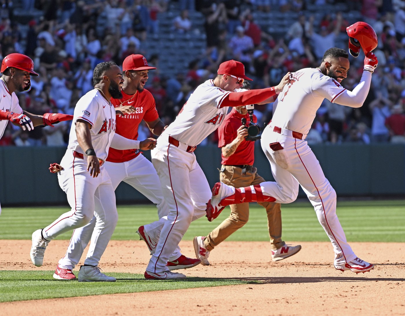 Adell's bases-clearing double in a 4-run 9th helps Angels beat Giants 5-4 | iNFOnews.ca