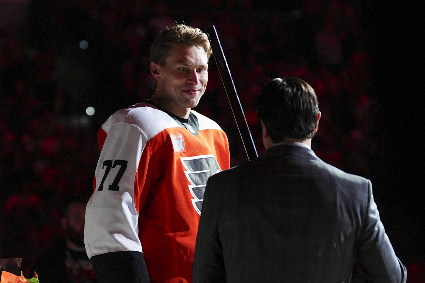 Makar scores 2 goals to lift Colorado past Flyers 3-2 in game marred by injured referee | iNFOnews.ca Makar scores 2 goals to lift Colorado past Flyers 3-2 in game marred by injured referee | iNFOnews.ca
