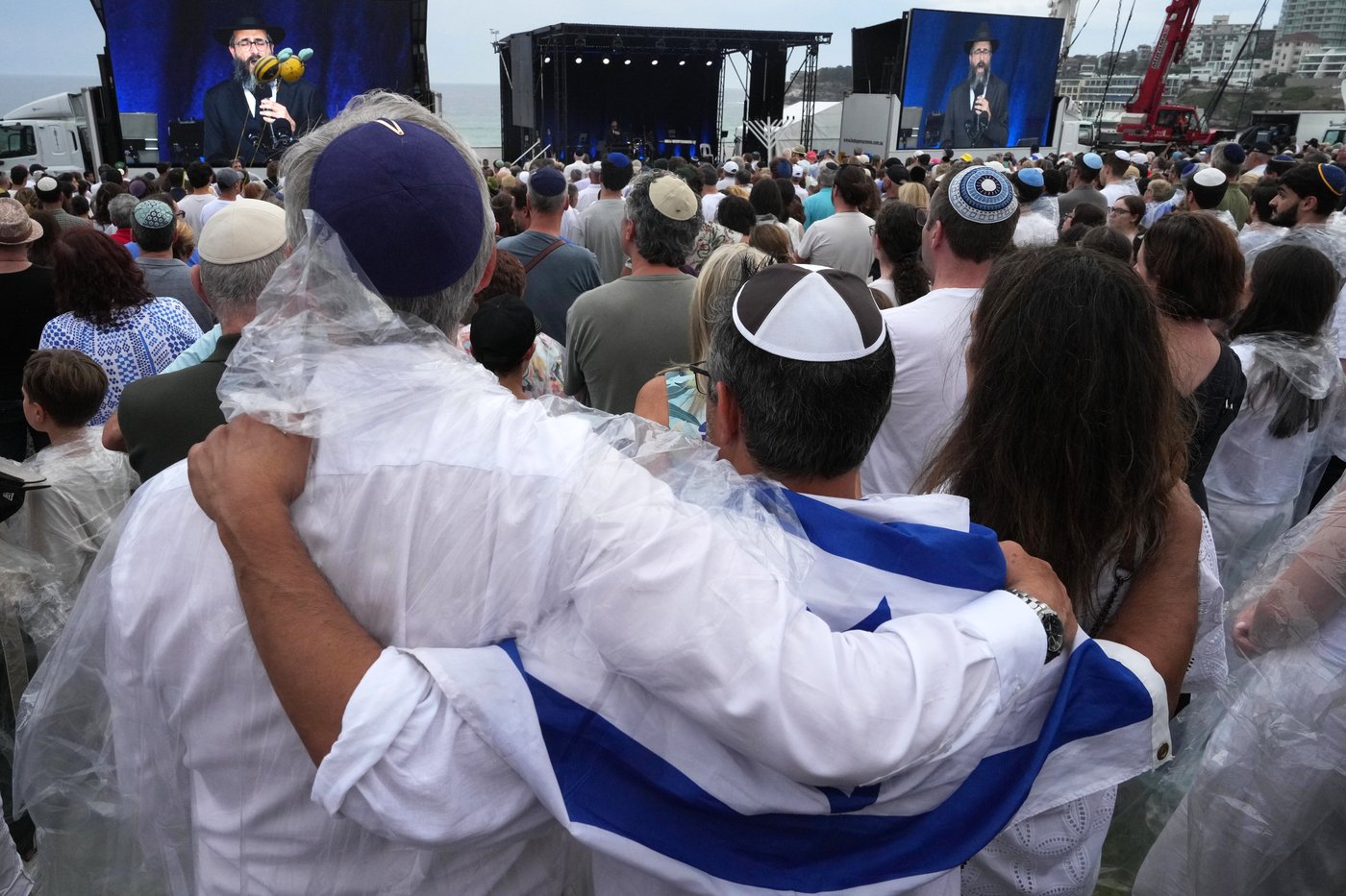 New weapons charges filed against suspect in deadly shooting at Bondi Beach Hanukkah festival | iNFOnews.ca