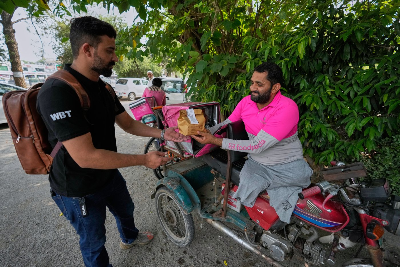 An accident took his legs. He adapted his motorcycle and rides on in Pakistan, in photos | iNFOnews.ca