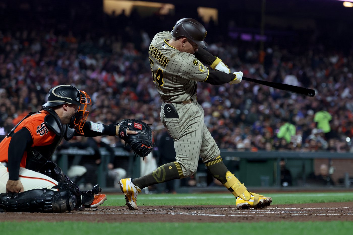Ray gets 100th career win as Padres hold off Giants 7-5 to maintain wild-card edge | iNFOnews.ca
