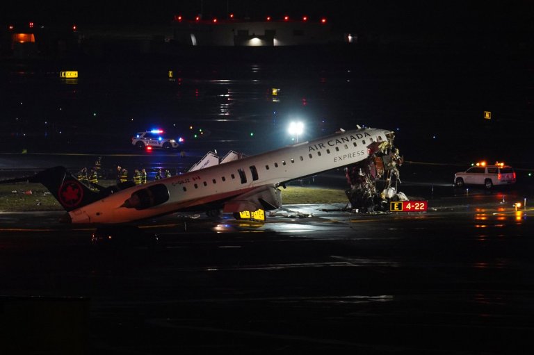 Air Canada flight collides with a Port Authority vehicle at New York's LaGuardia Airport | iNFOnews.ca