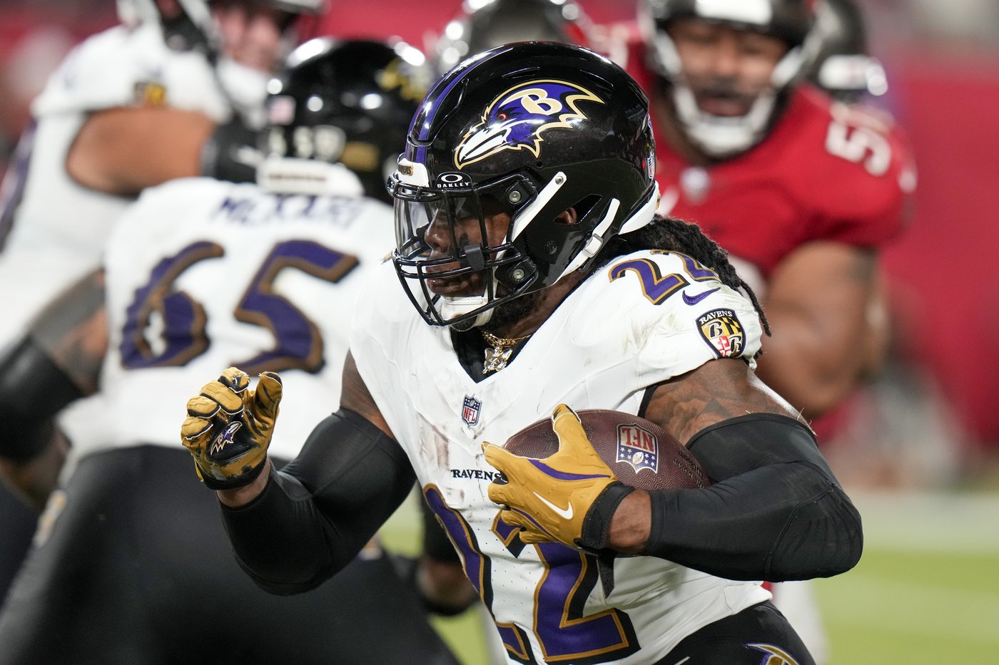 Lamar Jackson throws for 281 yards, 5 TDs to lead streaking Ravens to 41-31 victory over Buccaneers | iNFOnews.ca