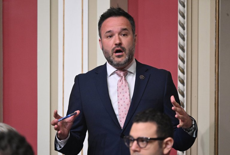 CAQ minister apologizes, is booted from caucus after attending PQ election party | iNFOnews.ca