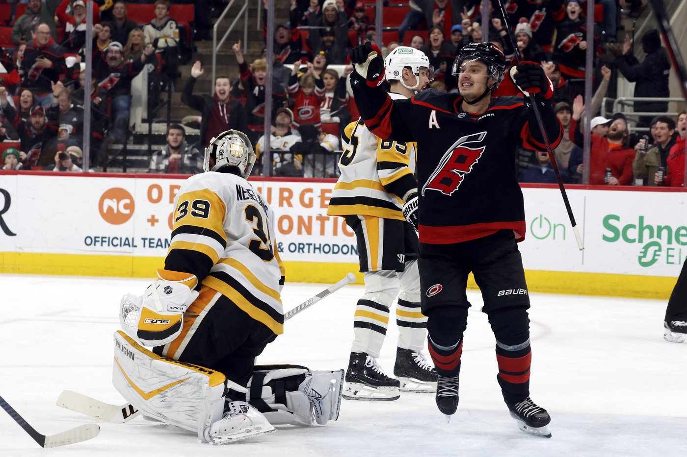 Sebastian Aho's overtime goal lifts Hurricanes to 4-3 win over the Penguins | iNFOnews.ca Sebastian Aho's overtime goal lifts Hurricanes to 4-3 win over the Penguins | iNFOnews.ca