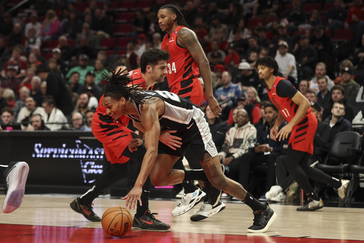 Wembanyama makes 2 free throws with 2.1 seconds left in Spurs' 118-116 win over Trail Blazers | iNFOnews.ca Wembanyama makes 2 free throws with 2.1 seconds left in Spurs' 118-116 win over Trail Blazers | iNFOnews.ca