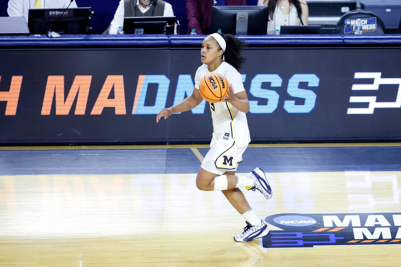 March Madness mismatch: No. 2 Michigan routs Holy Cross 83-48 in women's NCAA Tournament | iNFOnews.ca March Madness mismatch: No. 2 Michigan routs Holy Cross 83-48 in women's NCAA Tournament | iNFOnews.ca