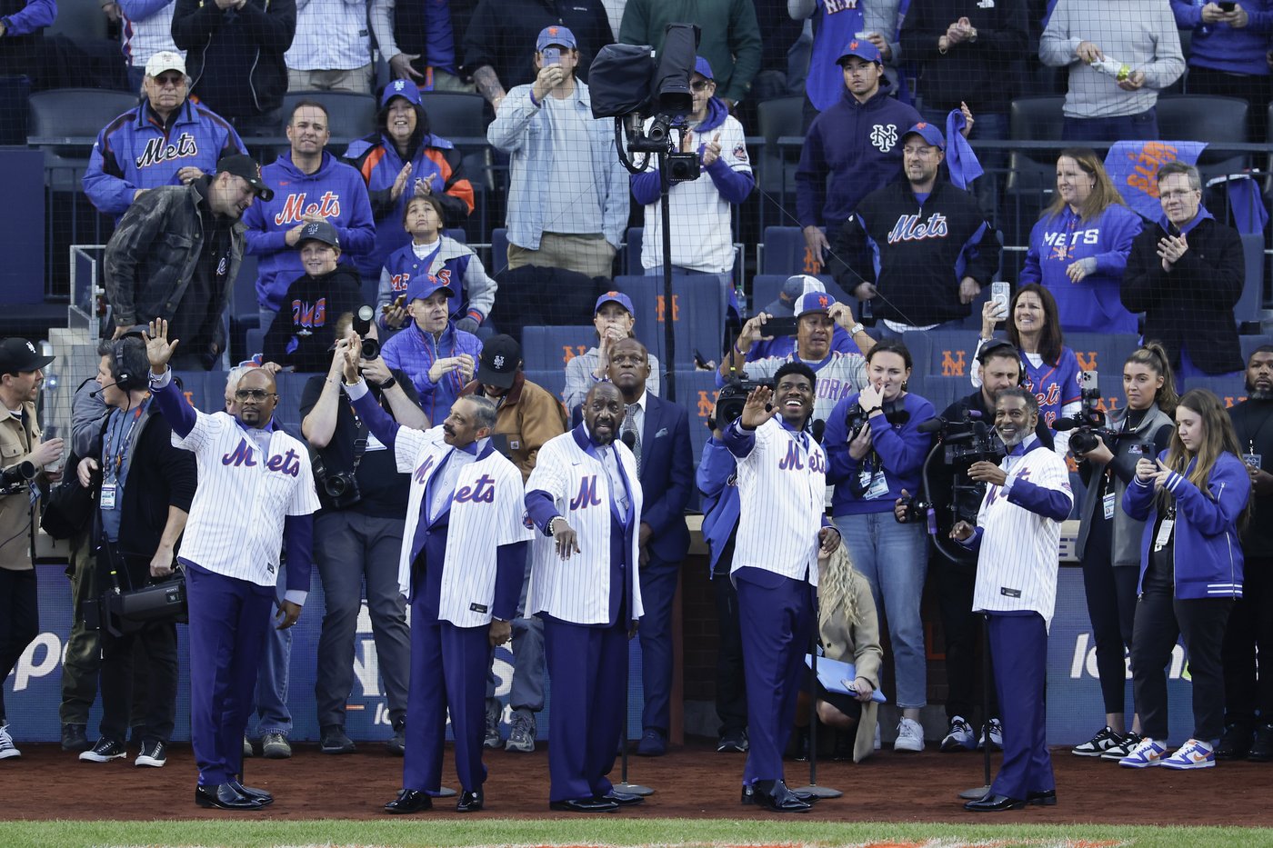 The Temptations serenade Mets fans at NLCS as founder admits he roots for Dodgers | iNFOnews.ca