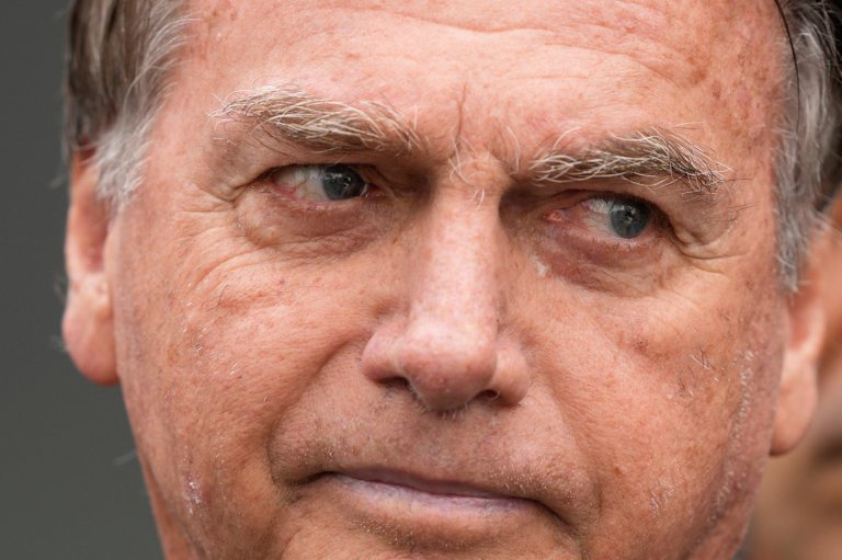 Brazil’s ex-President Bolsonaro is in intensive care with pneumonia, hospital says | iNFOnews.ca