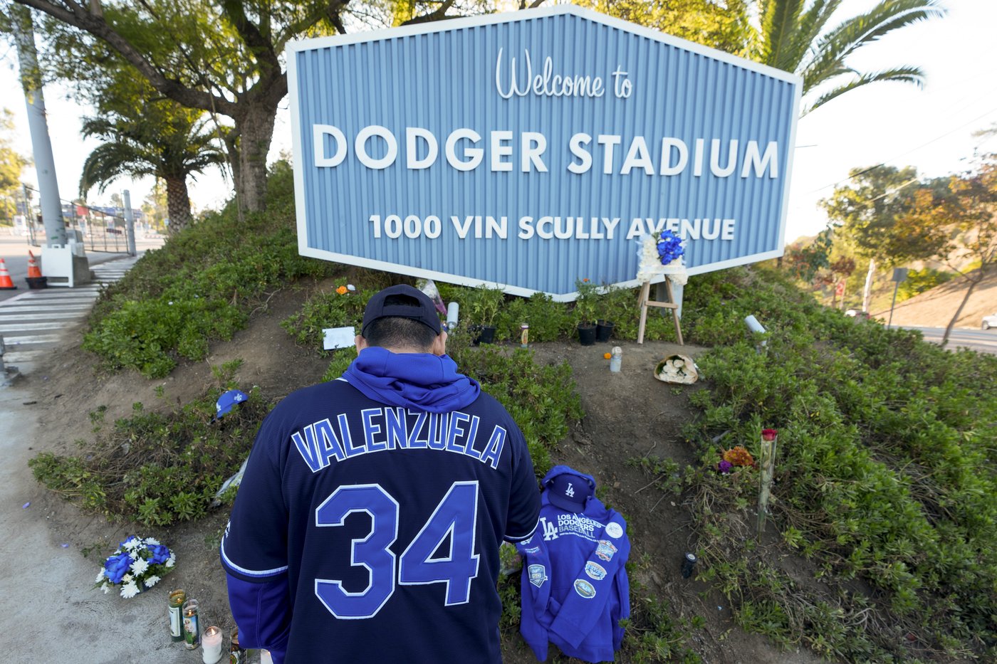 Fernando Valenzuela, Mexican-born pitcher whose feats for Dodgers fueled 'Fernandomania,' dies at 63 | iNFOnews.ca Fernando Valenzuela, Mexican-born pitcher whose feats for Dodgers fueled 'Fernandomania,' dies at 63 | iNFOnews.ca