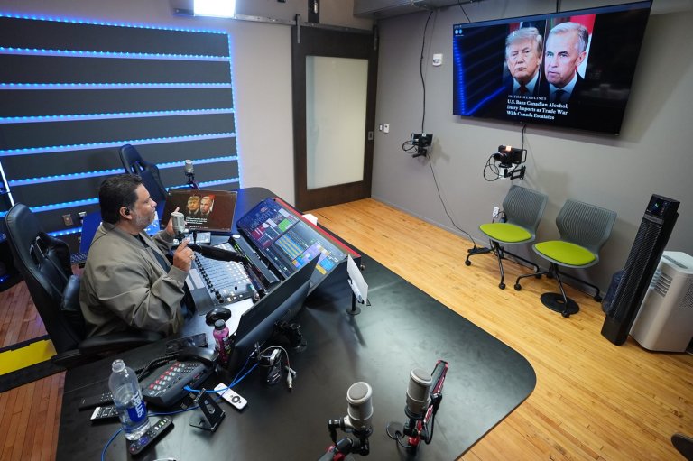 A Spanish-language radio show overflows with voters' frustration in Pennsylvania battleground | iNFOnews.ca