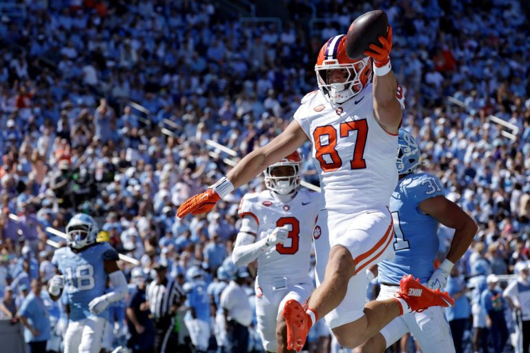 Clemson rolls out of open date by beating North Carolina 38-10 in Swinney-Belichick coaching matchup | iNFOnews.ca