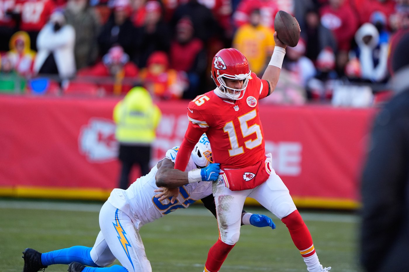 Patrick Mahomes suffers a torn ACL and Chiefs say he's considering surgical options | iNFOnews.ca Patrick Mahomes suffers a torn ACL and Chiefs say he's considering surgical options | iNFOnews.ca