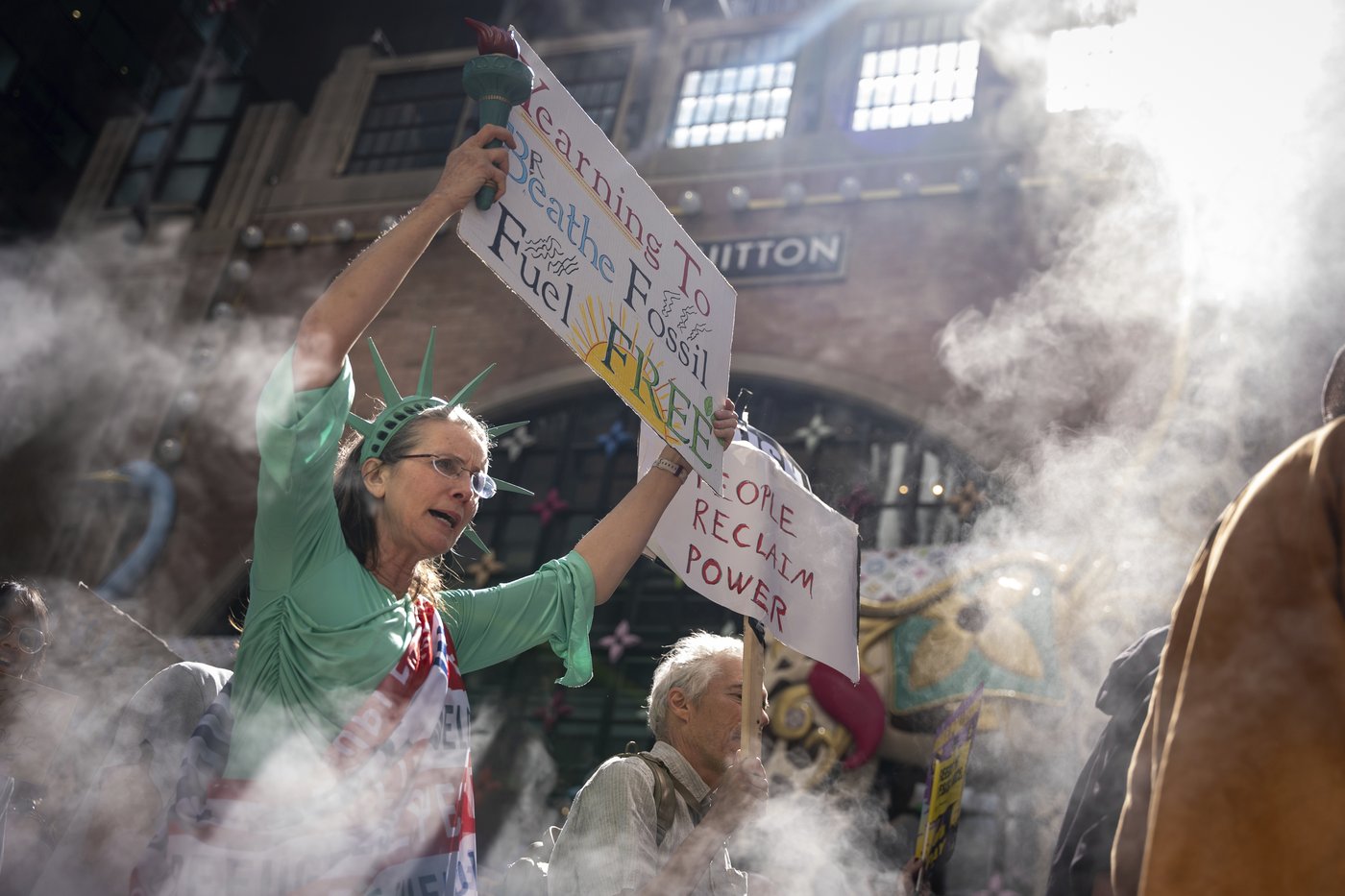 Marchers gather in worldwide protest of financial institutions 'profiting off the climate crisis' | iNFOnews.ca Marchers gather in worldwide protest of financial institutions 'profiting off the climate crisis' | iNFOnews.ca