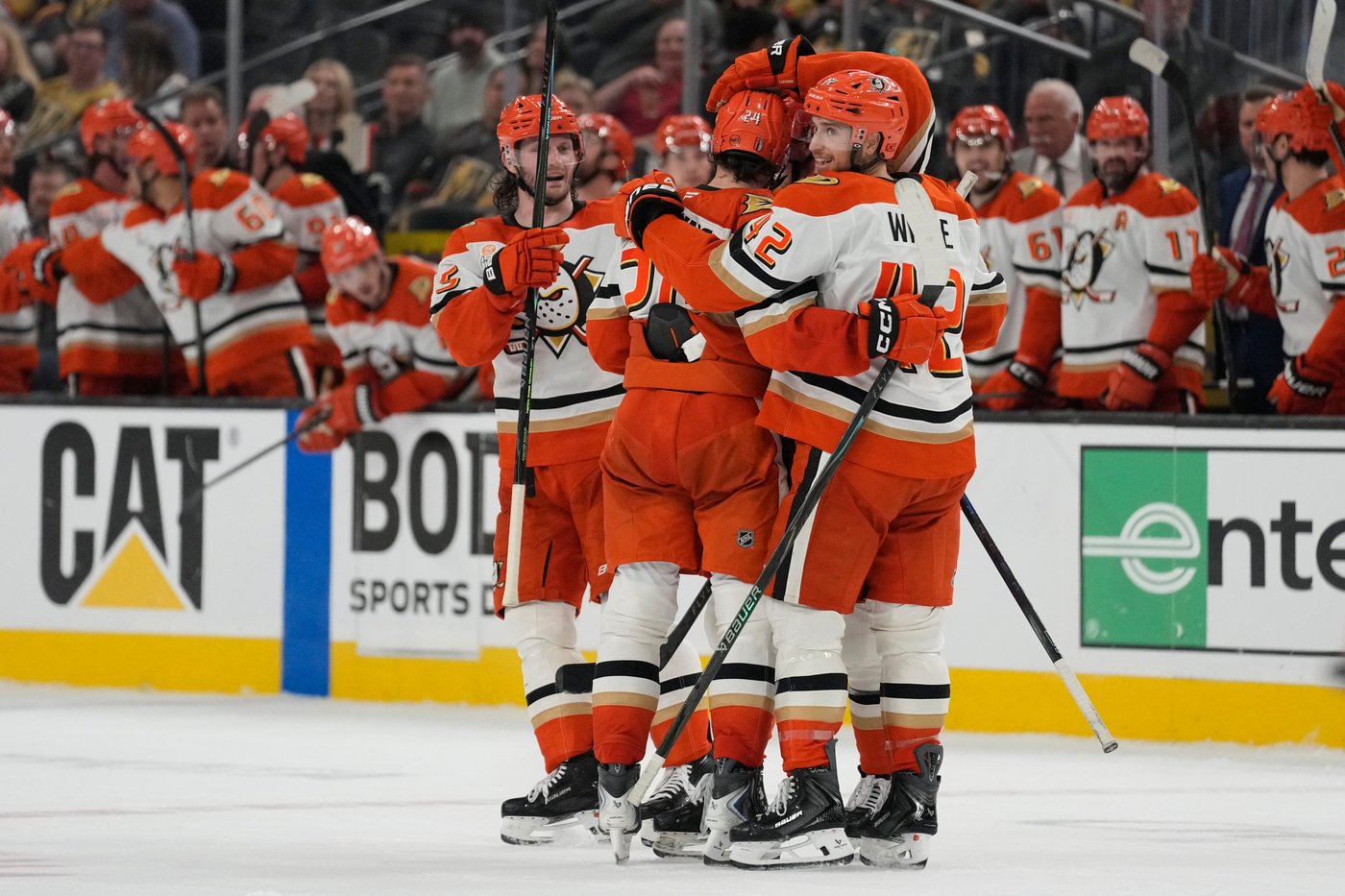 Ducks beat Golden Knights 3-1 to tie second-round series 1-1 | iNFOnews.ca