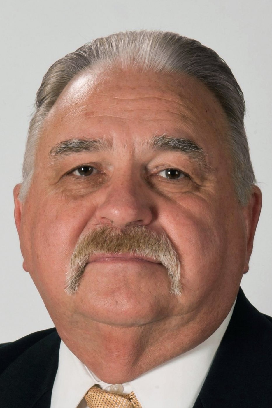 An ex-detective accused of abusing women died in an apparent suicide as his trial was starting | iNFOnews.ca