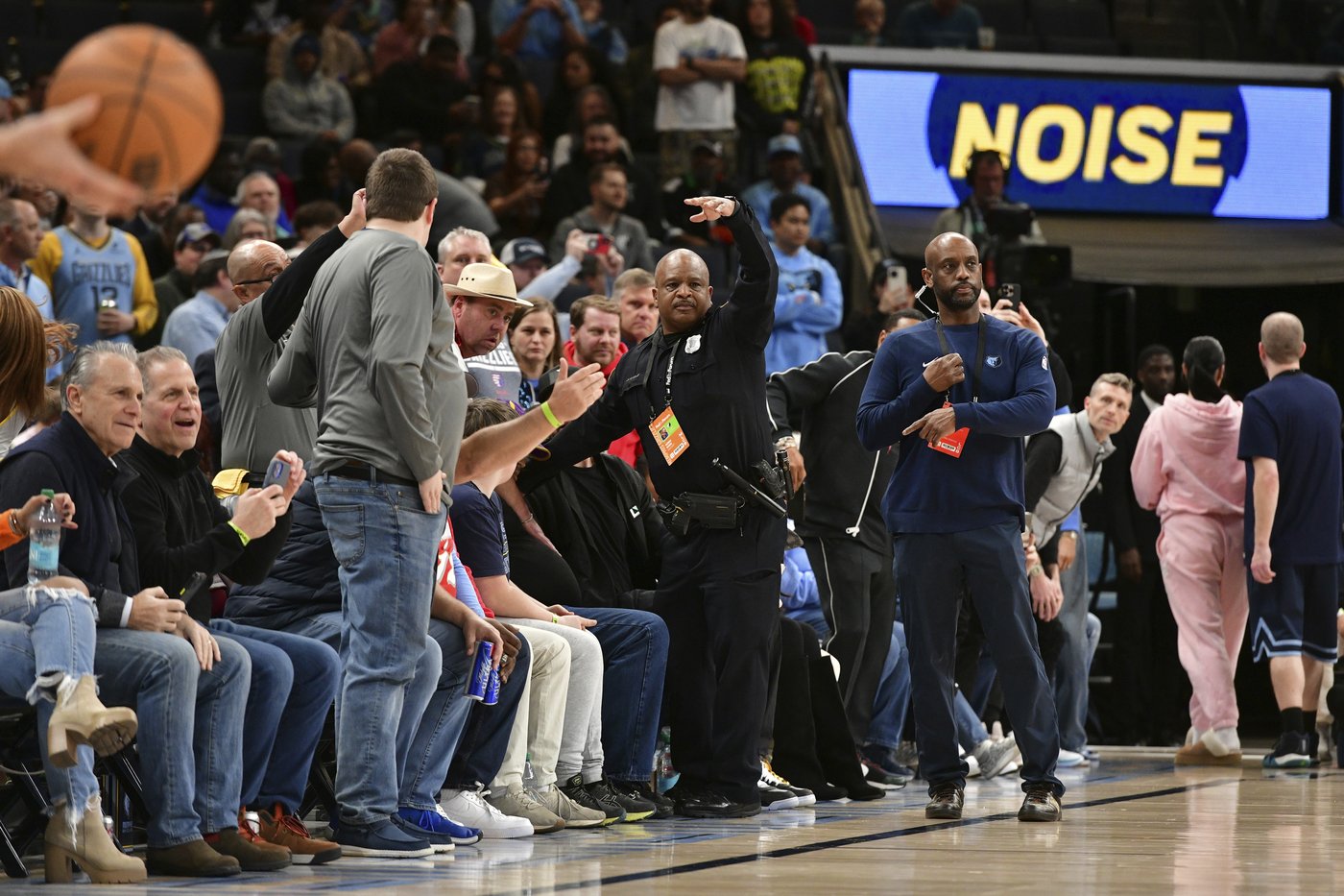Medics attend to fan who collapsed courtside at NBA game in Memphis | iNFOnews.ca