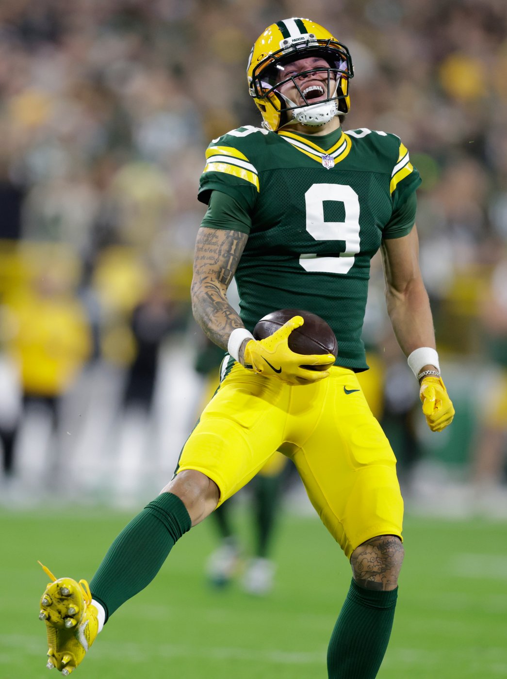 Packers' Watson goes to hospital with chest injury in 2nd quarter. Then he returns to the game. | iNFOnews.ca Packers' Watson goes to hospital with chest injury in 2nd quarter. Then he returns to the game. | iNFOnews.ca