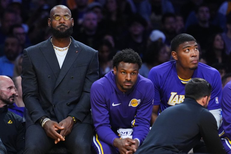 LeBron James is helping the Lakers in film study while he's sidelined with sciatica, Redick says | iNFOnews.ca