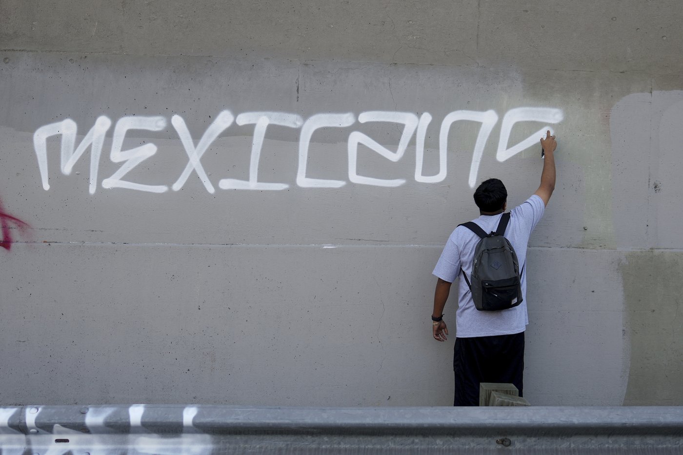 Marchers protesting planned deportations block major freeway in Los Angeles | iNFOnews.ca