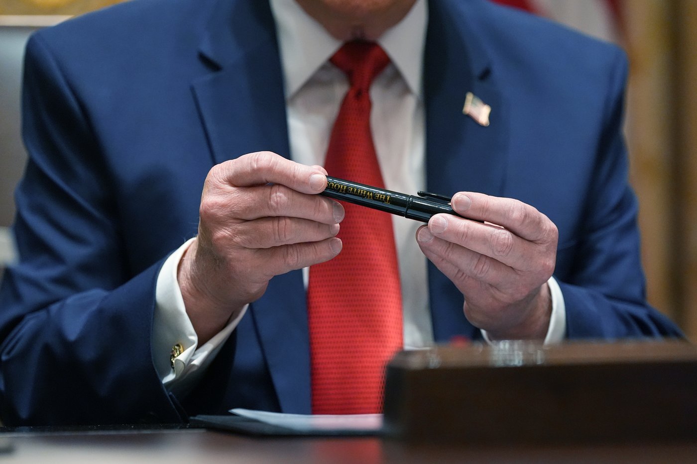 Trump interrupts a Cabinet meeting dealing with the Iran war and rising prices to talk Sharpies | iNFOnews.ca Trump interrupts a Cabinet meeting dealing with the Iran war and rising prices to talk Sharpies | iNFOnews.ca