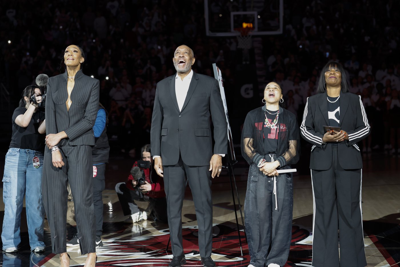 Edwards leads No. 2 South Carolina to 83-66 win over Auburn on day when Wilson's jersey is retired | iNFOnews.ca