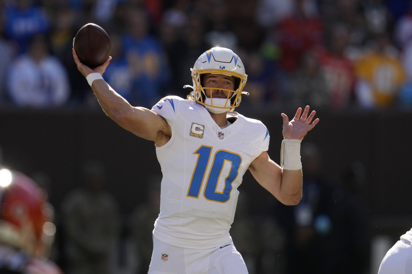 Justin Herbert throws 2 TD passes, Chargers clamp down on Jameis Winston in 27-10 win over Browns | iNFOnews.ca Justin Herbert throws 2 TD passes, Chargers clamp down on Jameis Winston in 27-10 win over Browns | iNFOnews.ca