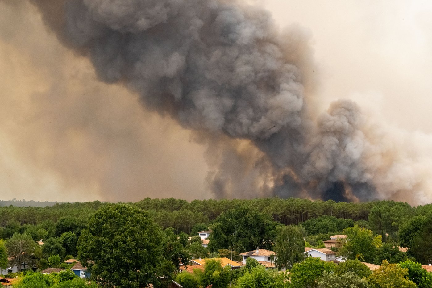 Wildfire spreads near popular French tourist town as thousands are evacuated | iNFOnews.ca