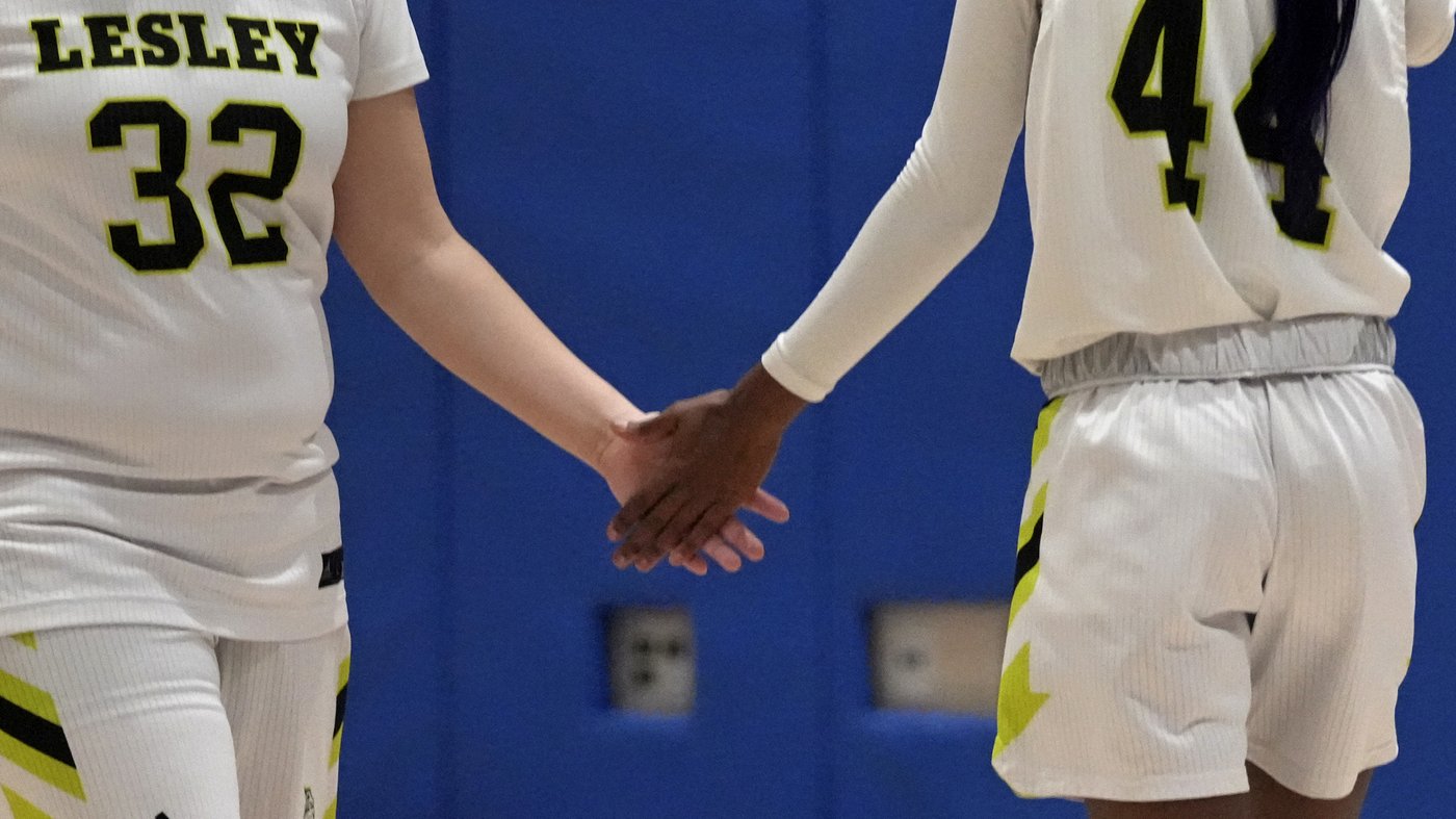 One-armed basketball player makes women's Division III history with basket | iNFOnews.ca One-armed basketball player makes women's Division III history with basket | iNFOnews.ca