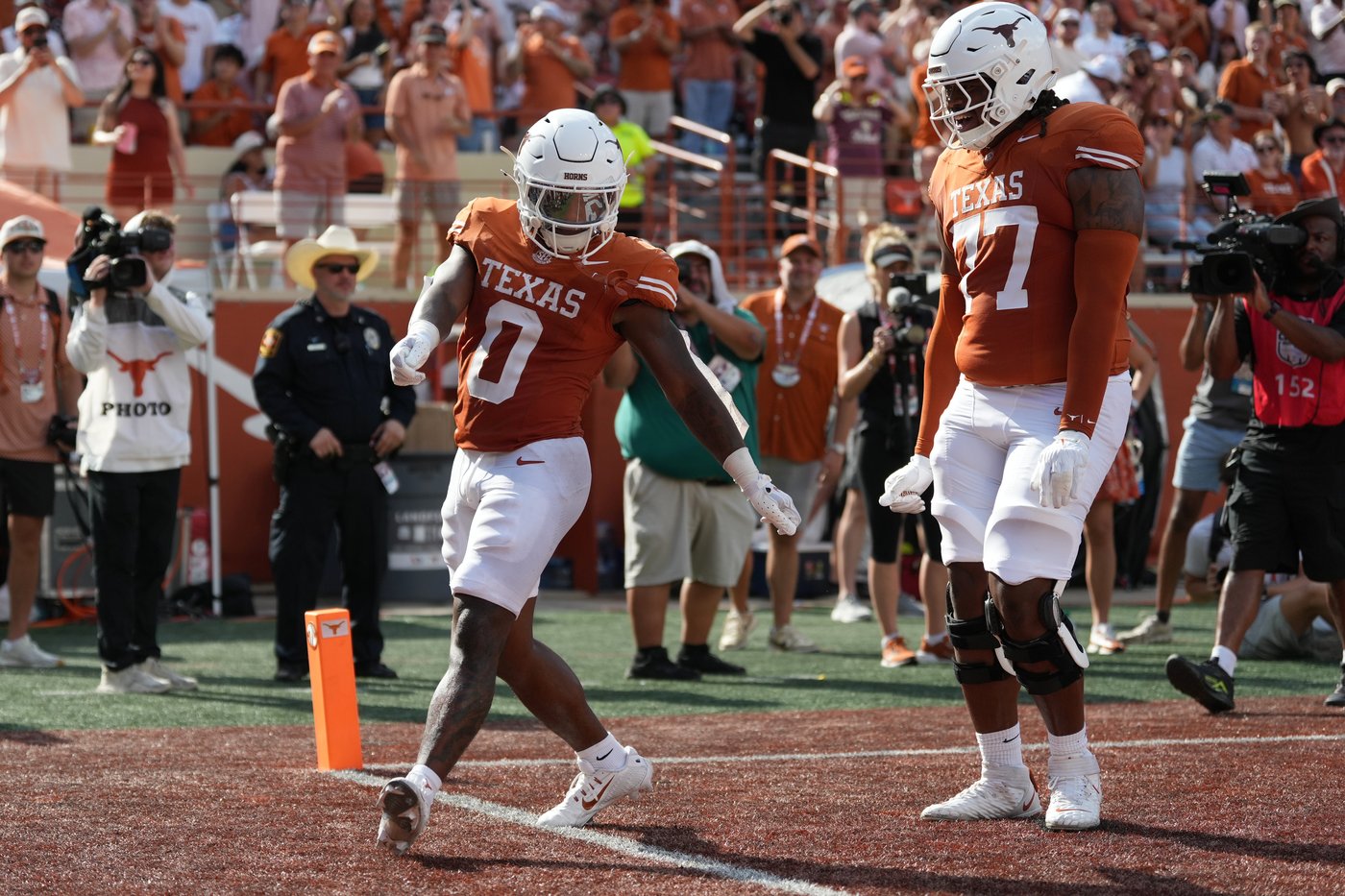 Texas transfers delivered the big plays for the Longhorns in their burnt orange debut | iNFOnews.ca