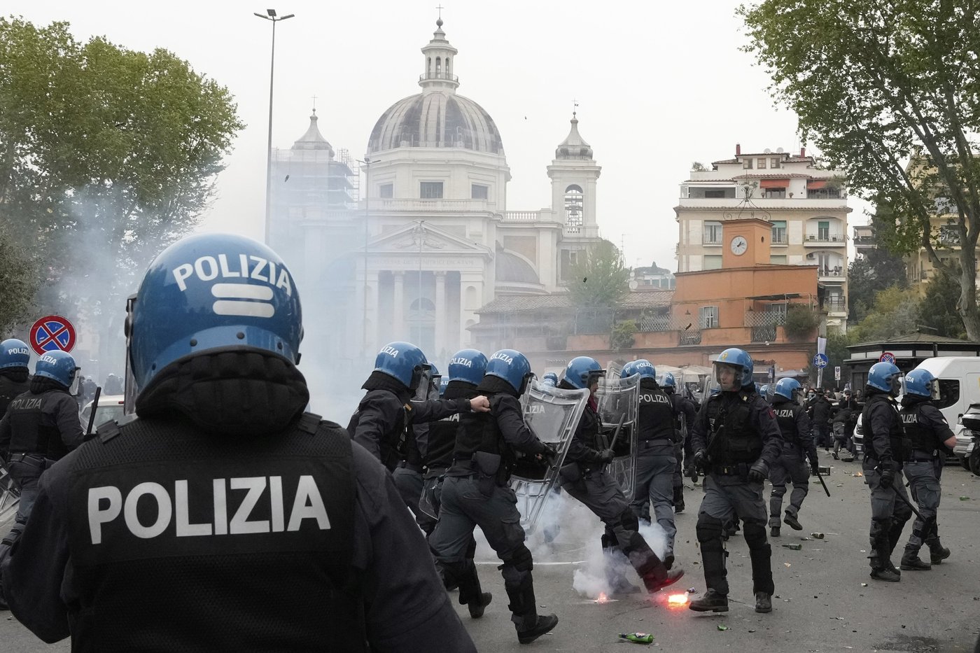 Rome derby clashes likened to 'urban warfare' with 24 police officers injured | iNFOnews.ca