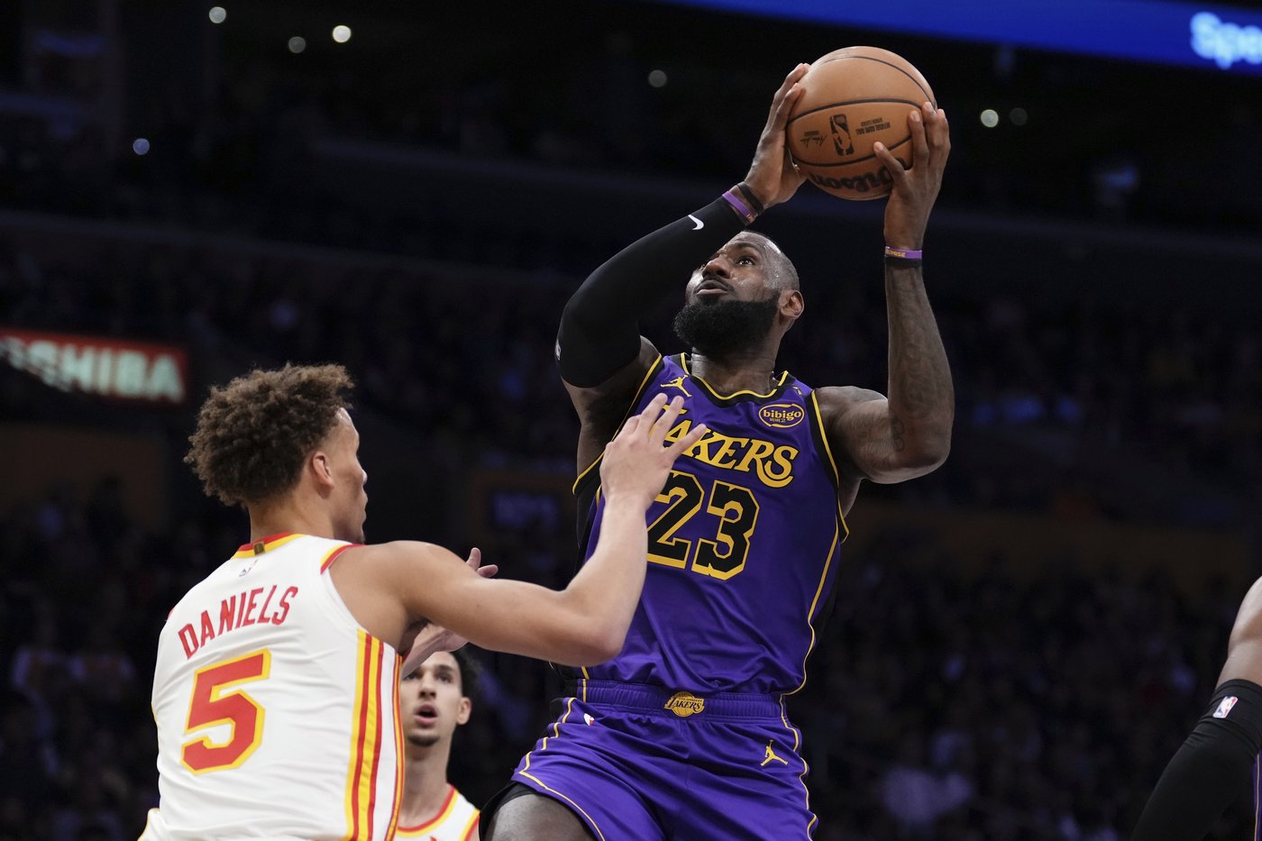 LeBron James breaks Jordan's record for 30-point games in Lakers' 119-102 win over Hawks | iNFOnews.ca LeBron James breaks Jordan's record for 30-point games in Lakers' 119-102 win over Hawks | iNFOnews.ca