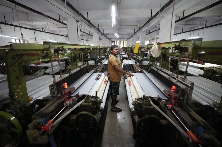 How one Indian textile worker copes with extreme heat in factory work and cramped living quarters | iNFOnews.ca
