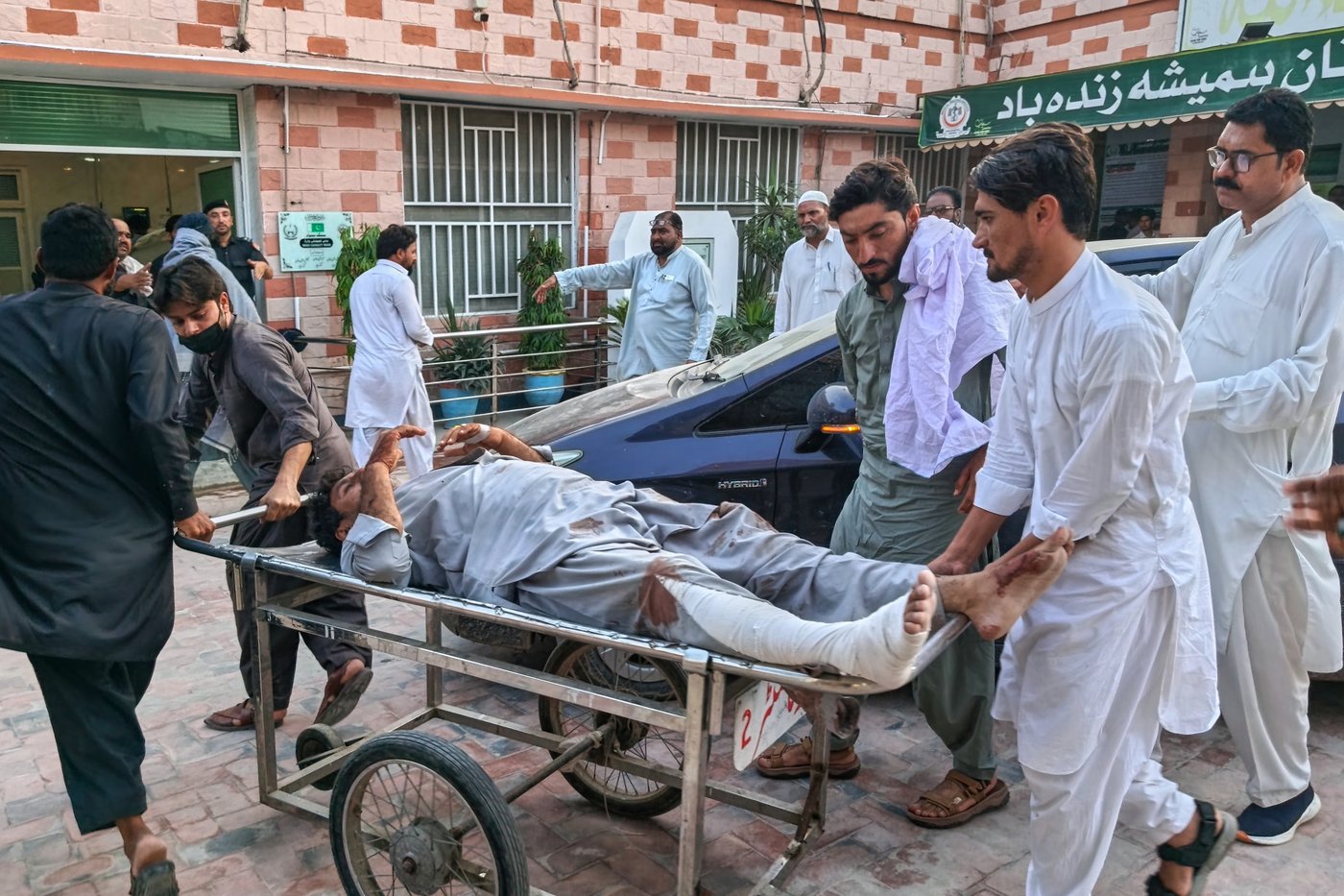 Gunmen target ambulance in Pakistan after suicide bombing at checkpoint killed 12 | iNFOnews.ca Gunmen target ambulance in Pakistan after suicide bombing at checkpoint killed 12 | iNFOnews.ca