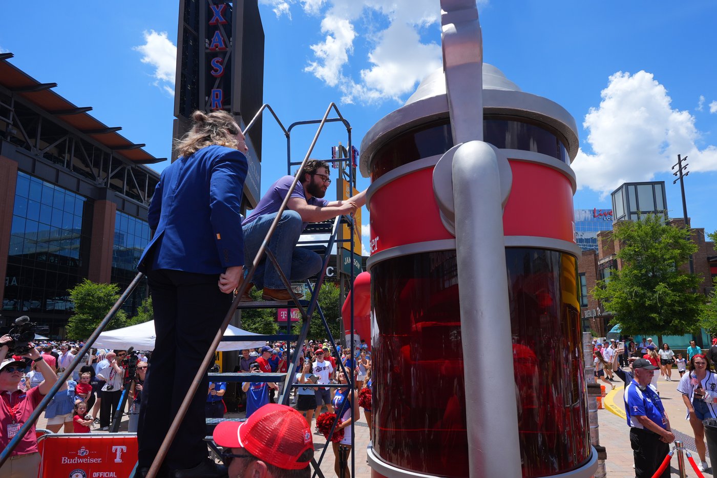 Big brew: Texas Rangers and Bud set a world record with a 12-foot tall, 600-gallon beer | iNFOnews.ca Big brew: Texas Rangers and Bud set a world record with a 12-foot tall, 600-gallon beer | iNFOnews.ca